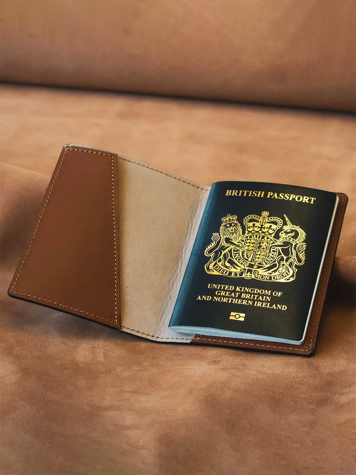 India Hicks Tusting Take Cover Leather Passport Holder