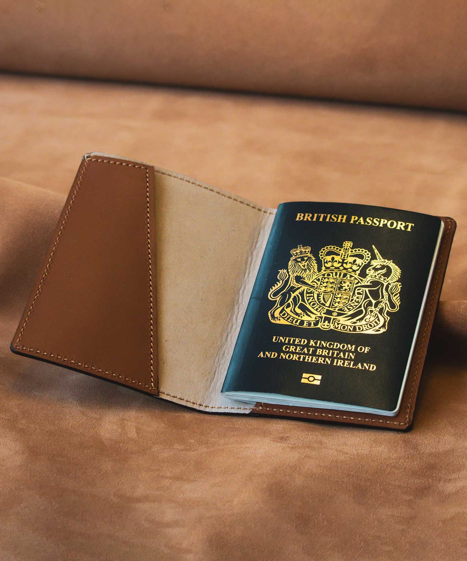 tusting passport holder